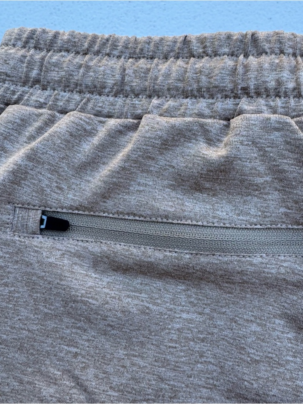 Vuori Men’s Sunday Performance Short NWT Small Camel Heather 7.5 Inseam - Picture 11 of 17